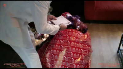 ماءُ، مون کي ڪرسمس جو تحفو مليو آهي، بالي سونهري ماءُ ڪچي وڏي گدا سان گڏ ڪڪڙ جي باري ۾ چريو آهي