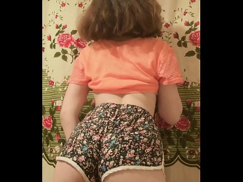 ❤️ سيڪسي نوجوان بيبي پنهنجي شارٽس کي ڪئميرا تي هٽائيندي ☑ مقعد وڊيو